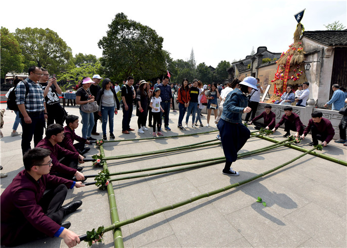 江南水乡狂欢节-第十八届中国乌镇乌村香市 (25)跳蚕花杆.JPG